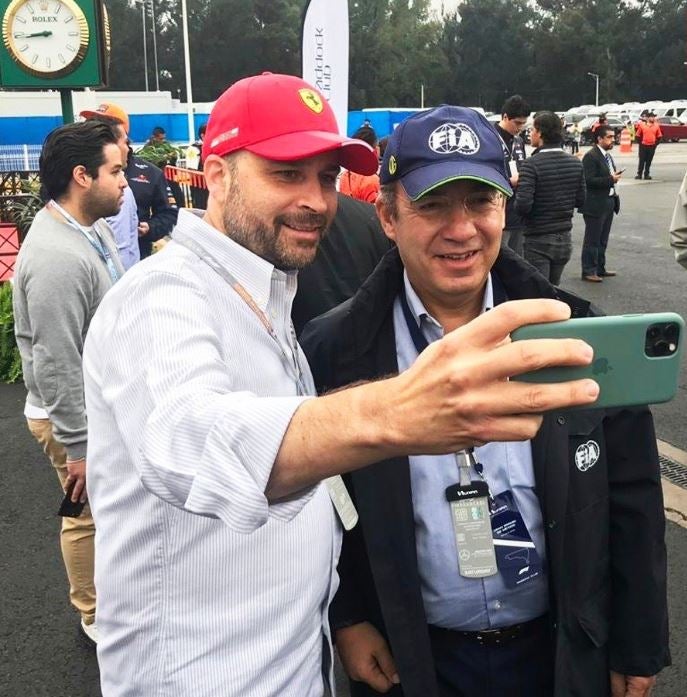 Feilpe Calderón posa para una foto en el Autódromo Hermanos Rodríguez