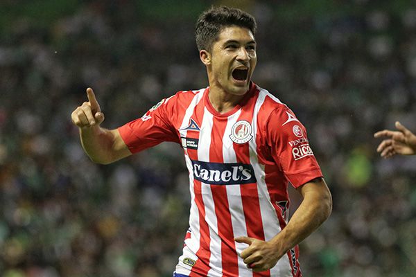 Nicolás Ibáñez festeja uno de sus goles con Atlético San Luis