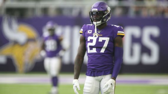 Jugador de los Vikings se lamenta tras una acción