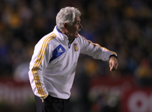 Tuca Ferretti durante un partido de Tigres