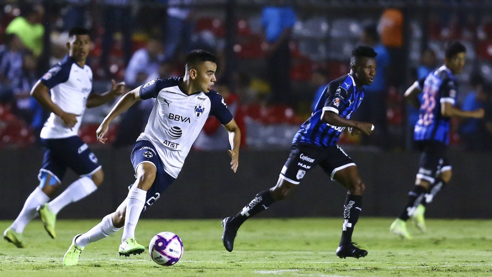 Carlos Rodríguez conduce el esférico en un duelo de La Pandilla