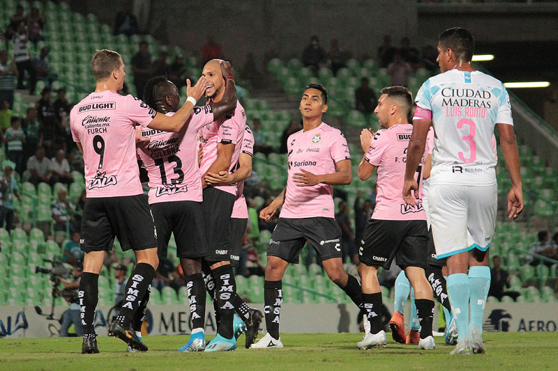 Festejo de los jugadores de Santos tras gol frente a Gallos