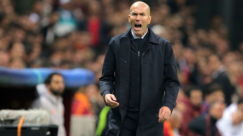 Zidane da indicaciones a los jugadores merengues 