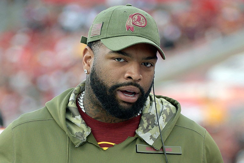 Trent Williams, en las laterales del campo con Redskins