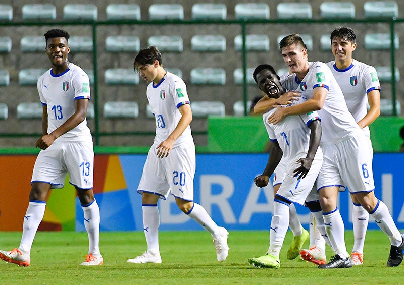 Italia festeja el gol del triunfo en tiempo de compensación