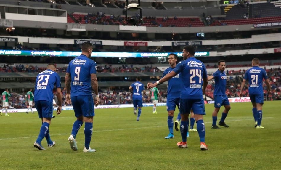 Jugadores de Cruz Azul en el juego ante León del A2019