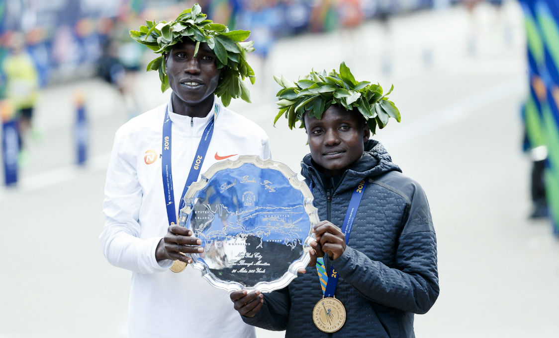 Joyciline Jepkosgei (femenil) y Geoffrey Kamworor (varonil), los ganadores del Maratón de Nueva York