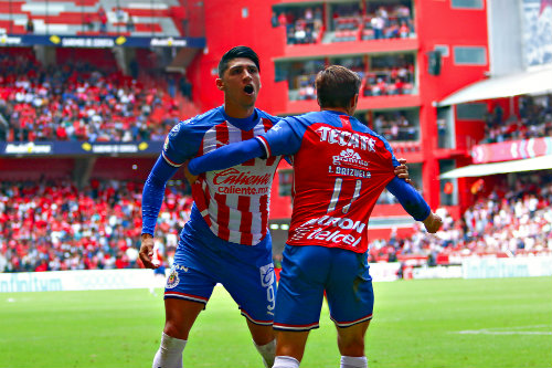 Jugadores de Chivas celebran un gol ante Toluca