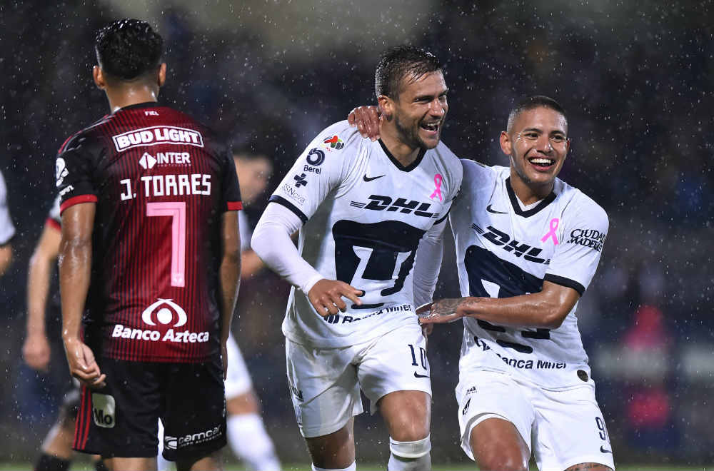 Andrés Iniestra y Bryan Mendoza festejan un gol