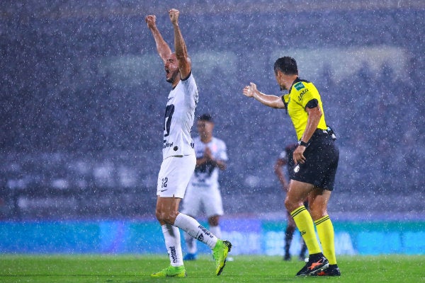 Carlos González celebrando una anotación ante Atlas