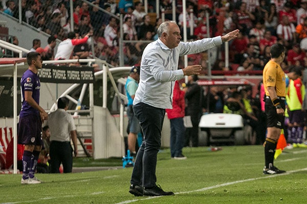 Memo Vázquez da instrucciones en un partido