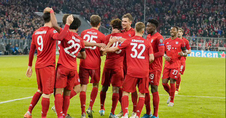 Elementos del Bayern festejan una anotación 