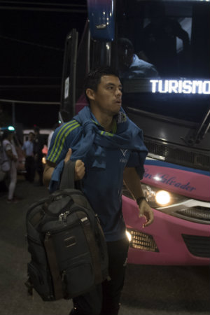 Gonzalo Pineda bajando del autobús del Sounders