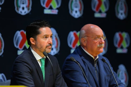 Yon de Luisa y Enrique Bonilla en conferencia de prensa