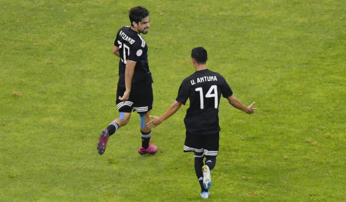 Uriel Antuna celebrando un gol con Rodolfo Pizarro