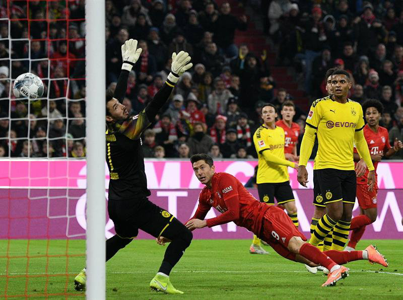 Robert Lewandowski marca su primer gol ante el Dortmund