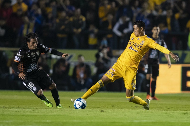 Hugo Ayala en partido contra Pachuca