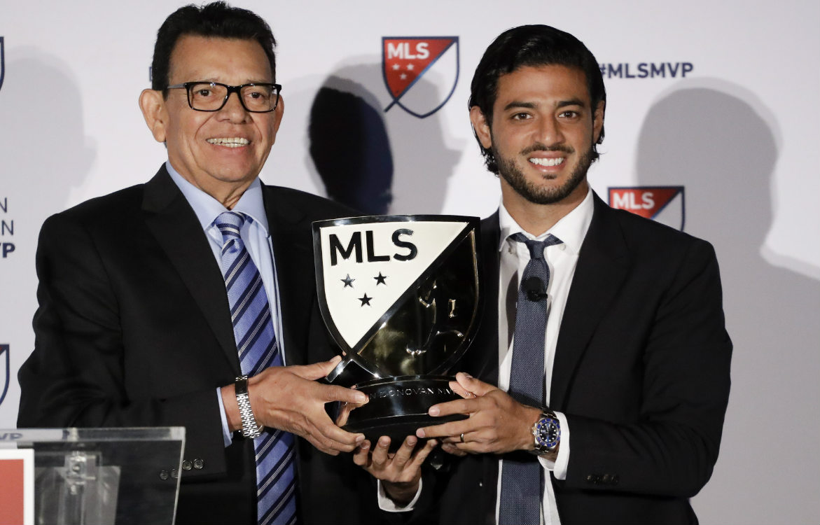 Fernando Valenzuela y Carlos Vela con el premio del Jugador Más Valioso de la MLS