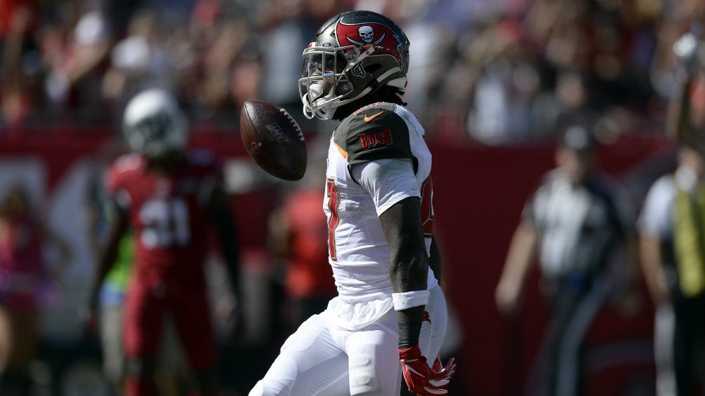 Ronald Jones II celebrando touchdown