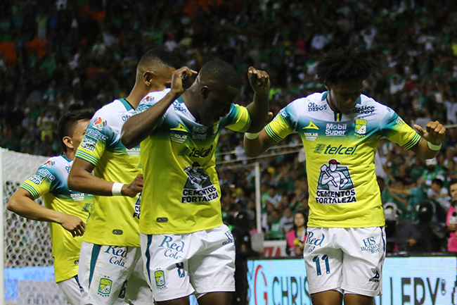 Jugadores de León celebran un gol contra Toluca