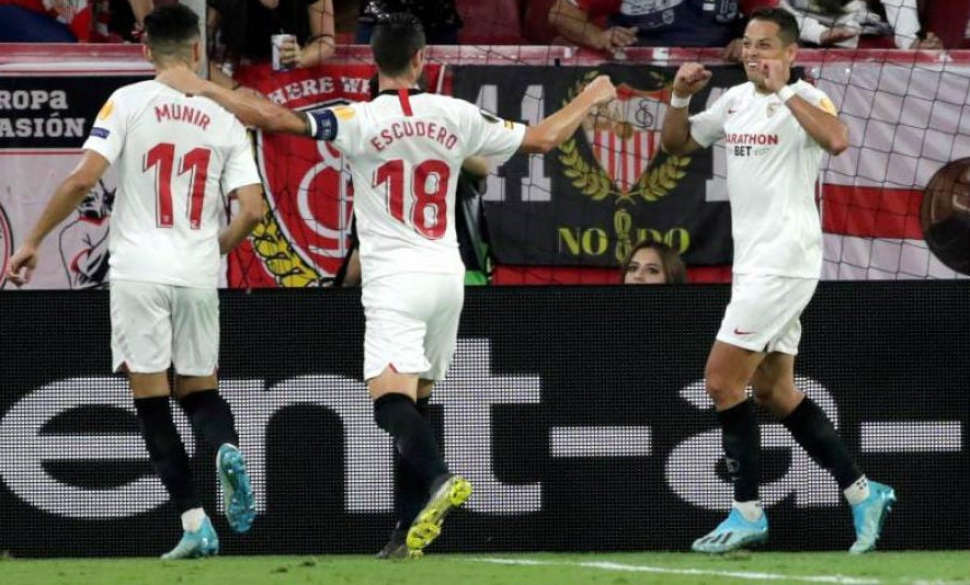 El Chicharito en juego con el Sevilla