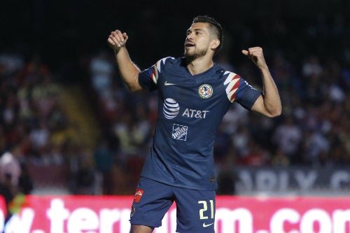 Henry Martín festeja un gol con el América