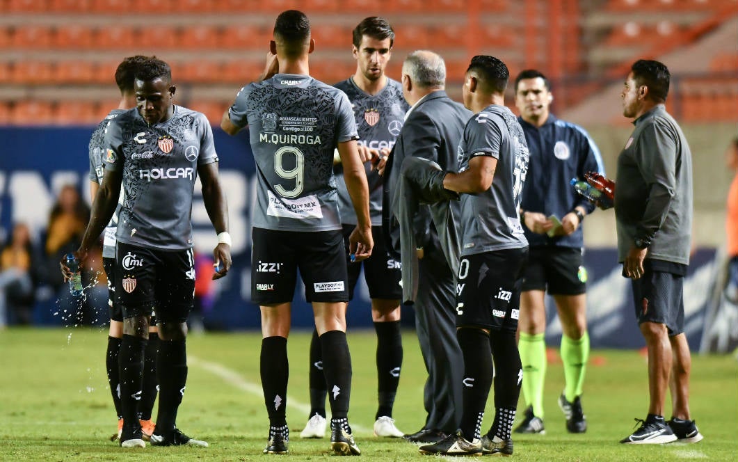 Mauro Quiroga con sus compañeros en el partido entre Necaxa y Atlético San Luis