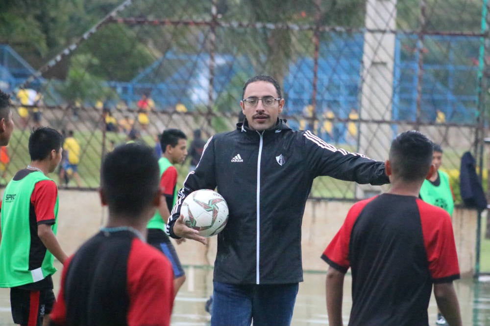 Niños participan en el evento del Atlas