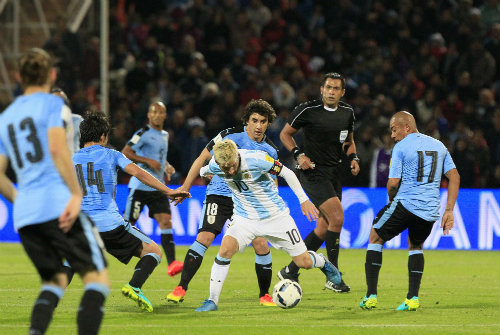 Lionel Messi intenta superar la marca uruguaya