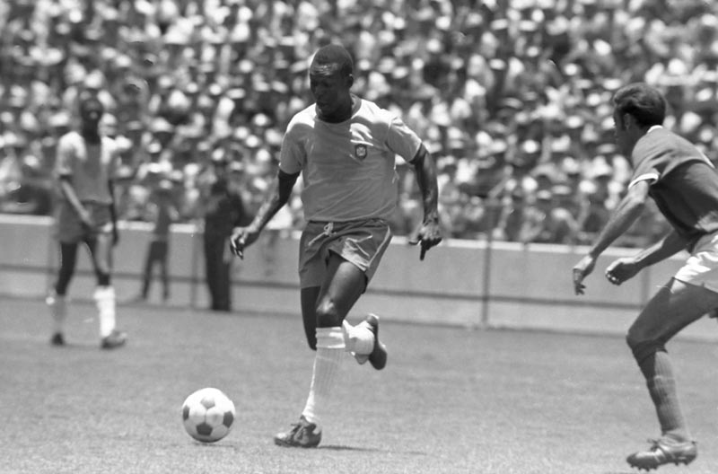 Pelé conduce el balón en un juego en el Mundial de 1970