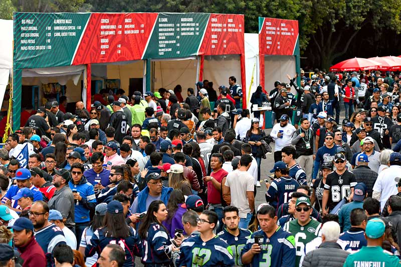 Aficionados de la NFL en el Estadio Azteca en 2017