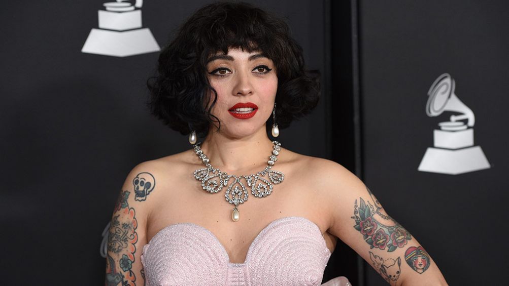 Mon Laferte mostró sus pechos como protesta en los Latin Grammy 2019.