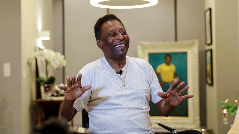 Pelé sonriendo en su museo en Santos