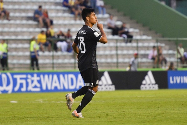 Efraín Álvarez celebrando su anotación ante Holanda