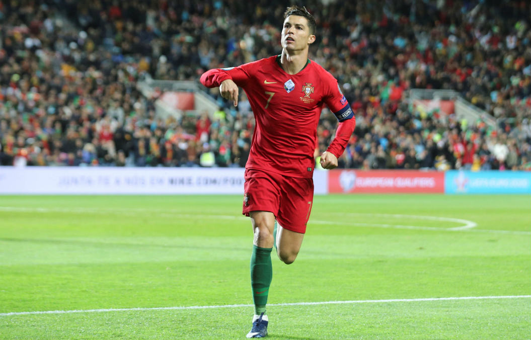 Cristiano Ronaldo celebrando un gol ante Lituania