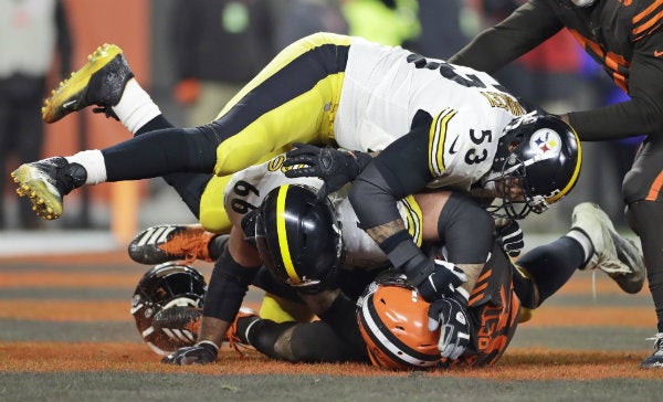 Maurkice Pouncey intenta golpear a Myles Garrett