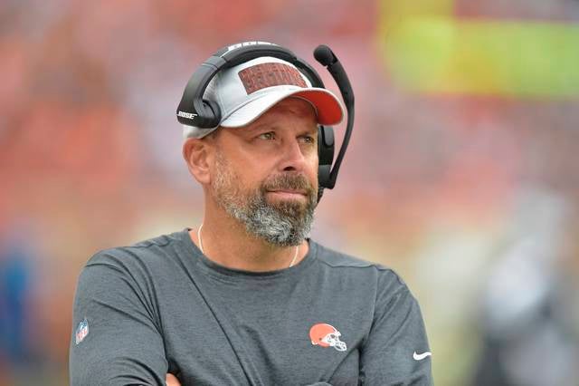 Todd Haley dirigiendo a los Browns