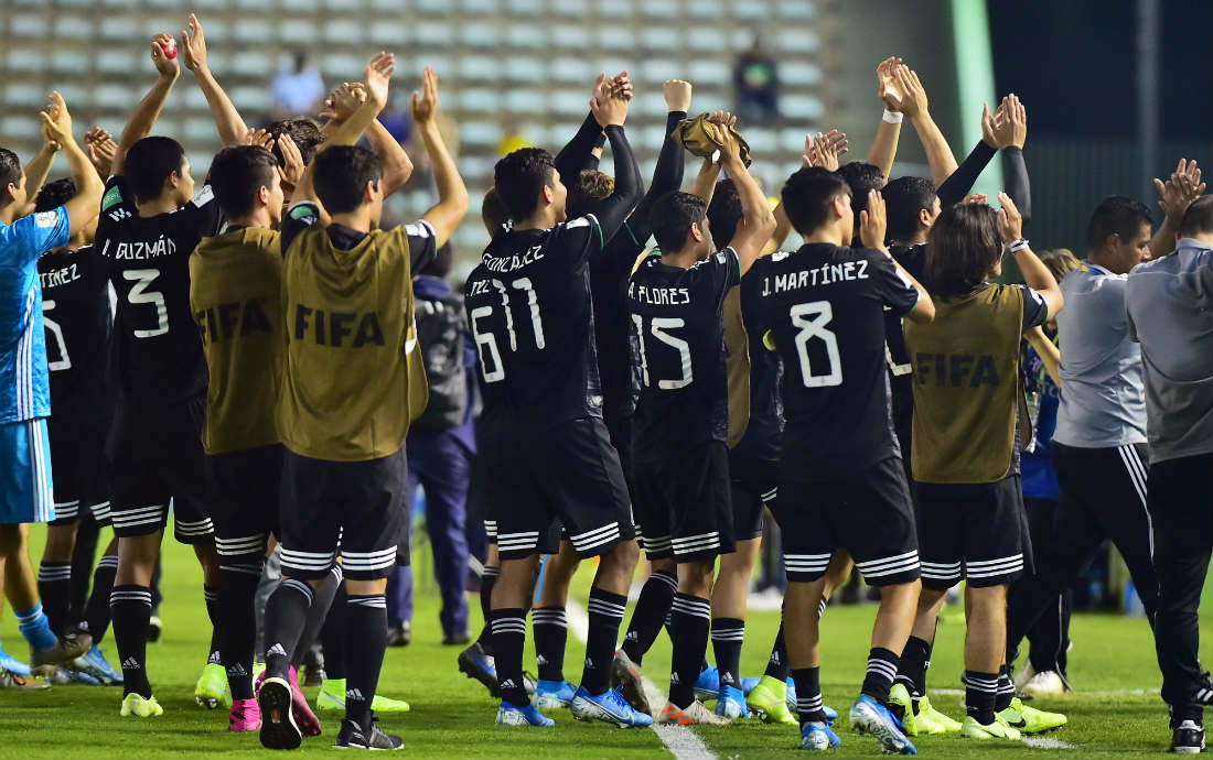 Jugadores de la Selección Mexicana celebrando el pase a Semifinales