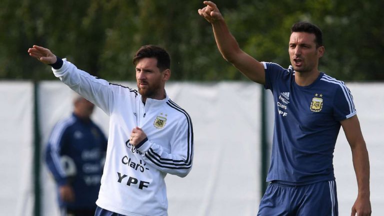 Messi y el DT Scaloni en una práctica de la Argentina