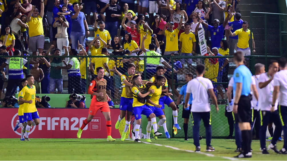 Jugadores de Brasil celebran anotación