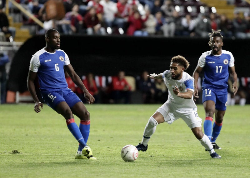 Jugadores de Costa Rica y Haití en partido de la Nations League