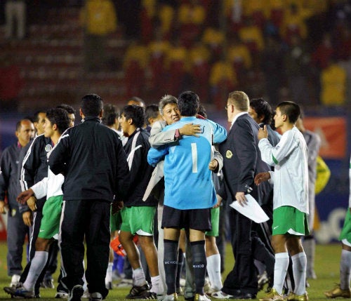 Chucho Ramírez abraza a Sergio Arias en el 2005