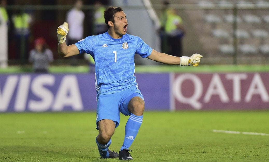 Eduardo García, portero de México Sub 17, celebrando en pase a la Final del Mundiañ