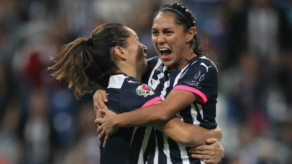 Diana Laura Evangelista celebrando su gol