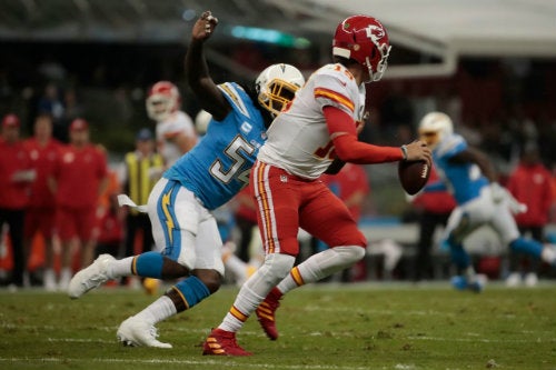 Patrick Mahomes intenta evitar ser capturado en el Azteca