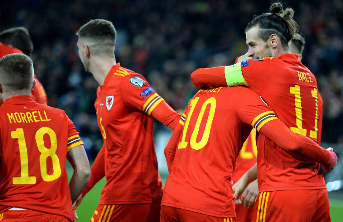 Jugadores de Gales celebrando un gol