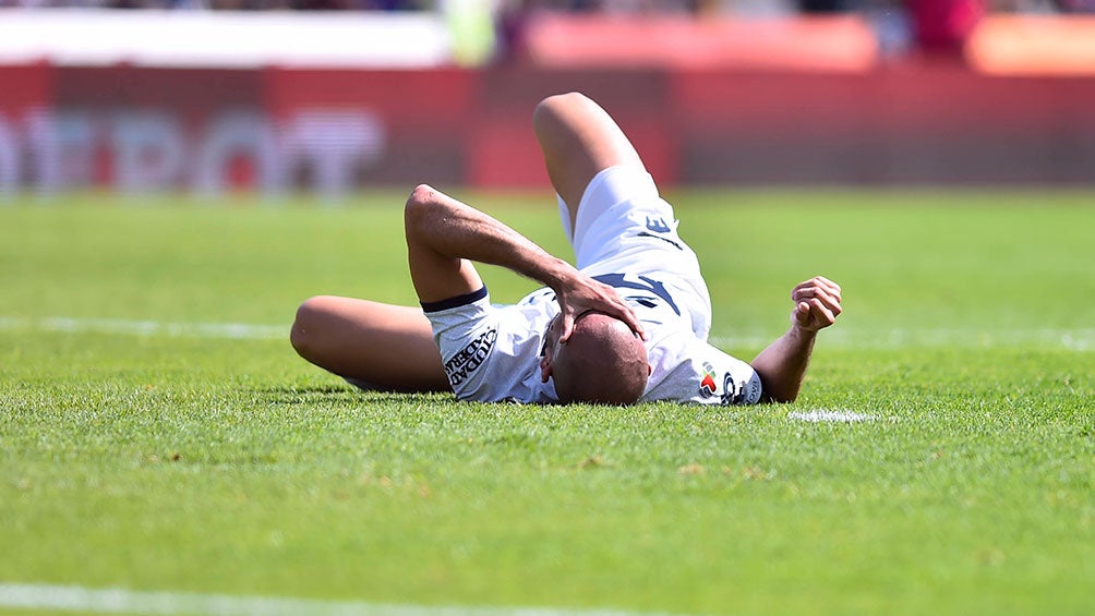 Carlos González, en el césped, lesionado