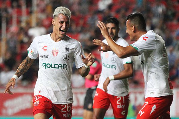 Cristian Calderón en celebración con jugadores de Necaxa