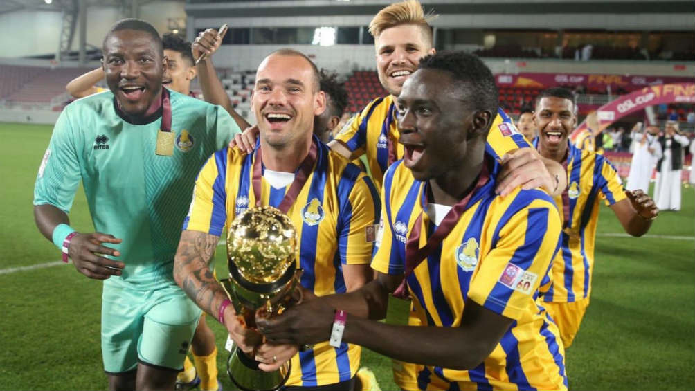 Sneijder levanta la copa con el Al Gharafa SC