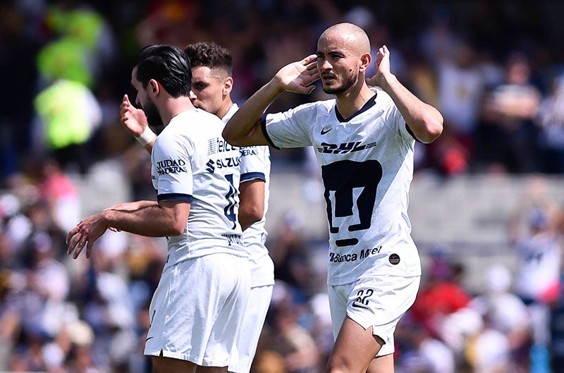 Carlos González festeja un gol con Pumas